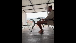 на балконе моего airbnb в Колумбии и жестко кончаю! Публичная дрочка