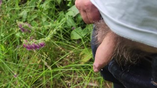 花で森の中で放尿