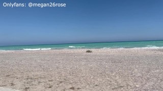 Frottement des pierres chaudes à la plage ayant un orgasme en public