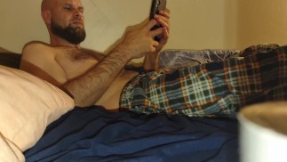 Hombre gigante masturbándose, te encuentra, se corre contigo. ¡Luego se masturba en tu CARA!