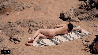 Geiles College Mädchen fickt einen Fremden am FKK-Strand - Little Arden