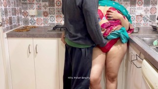 Indian Couple Romance на кухне - Чувственный секс Сари - Сари поднята вверх - Игра с киской, сиськами и задницей