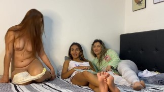 j'étudie avec mes amis pour les examens et nous finissons par nous lécher la chatte