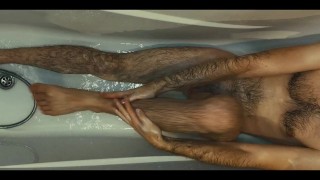 毛深い男がお風呂で石鹸をつけて、ペニスと包皮を撫で、遊び、自分に小便をかける