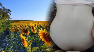 Letní dobrodružství v lese romantického páru. Venkovní sex.