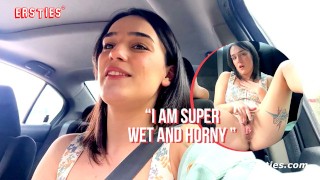 Ersties - Harper est très excitée et trouve un endroit pour se masturber dans sa voiture