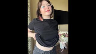 Una bella brunetta mostra le sue tettone 😍