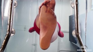 Me pongo de pie en tu cara con mi peso completo en pantimedias POV