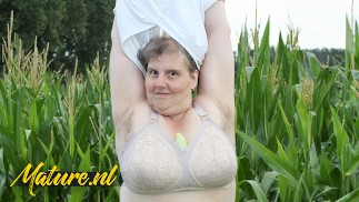 毛深い成熟したBBW Tinaはトウモロコシ畑で彼女の巨大なお尻と太った猫と遊ぶ