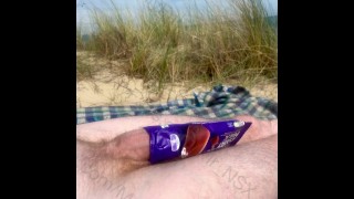 FKK-Strandspaß - aufgehängt, geil und meinen großen Schwanz mit einer Cadbury's Eiscremeverpackung bedecken