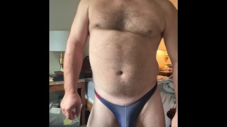 Solo Daddy Bär zieht sich aus