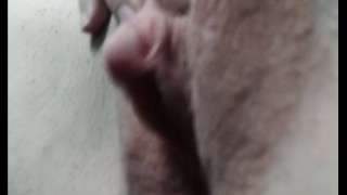 Jovencita acaricia gran clítoris hasta el orgasmo