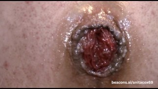 VERZAKKING & ANALE VERNIETIGING MET ENORME PLUGS & DILDO'S