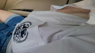 Cute studente met grote borsten laat me toe om met haar te spelen in de auto 18+