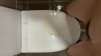 【素人】トイレのフタにおしっこかけてみた♡【女子大生】