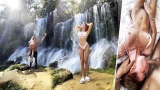 Une superbe Beauty fait un spectacle oral public à la cascade, Sparks Fly dans la chambre