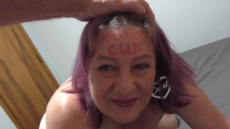 Kiwi Trashy MILF slet vernederend lichaam schrijven en behandeld als een trailer trash hoer door haar meester