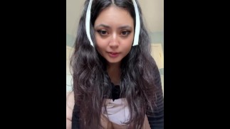 Cute tienermeisje gebruikt haar dildo