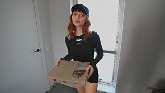 Sexy student bezorger at mijn pizza en werd geneukt in haar strakke poesje