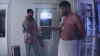 Pizza Delivery Guy m’a baisé après 20 $ Le conseil a répondu à la porte dans juste une serviette