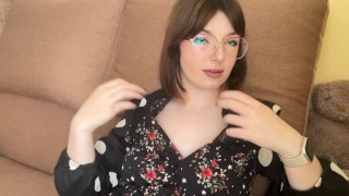 Sexy brunette in een jurk knijpt haar grote tieten