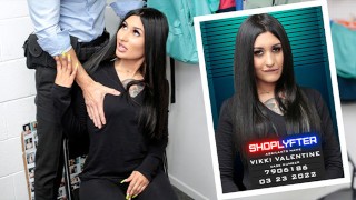 Shoplyfter - Hot chica con tatuajes abre sus piernas en la oficina de seguridad y se la follan en el escritorio