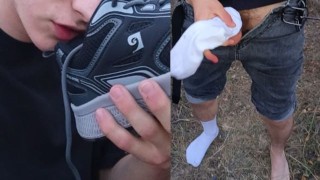 čichání tenisky. Trhám sebou, zatímco stále mrknu. cumming v bílé ponožce.