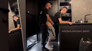 Dva sousedé měli kurva, zatímco přítelkyně byly v práci