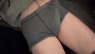 Mr NSX trekt zich af naar kussen humping porno. Grote lul afgetrokken om klaar te komen op buik