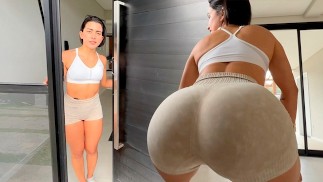 Se la puse muy dura al repartidor bailando sexy como propina por su servicio