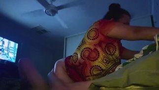 Thick Babe skákací zadek na svém penisu.
