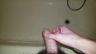 Grote lul maakt een cumshot. Ik houd het in mijn natte handen, het glijdt weg