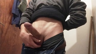 ¡Me masturbo en un BAÑO PÚBLICO!