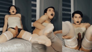 Sissy CD Nylonové nohy a paty Fetish obrovským cumem v kalhotkách