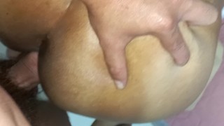 Enteada de estudante é fodida por seu velho padrasto, caseiro de verdade
