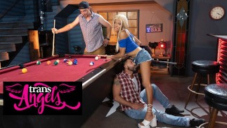 TRANS ANGELS - Lola Morena geht auf die Knie und behandelt Dominic Pacifico zu einem Deepthroat Blowjob