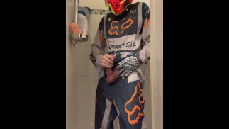 21 años mx gearhead se divierte en una ducha