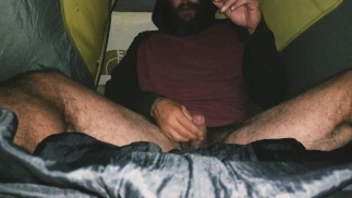 Курю и кончаю в моей палатке