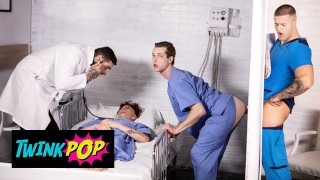 TWINKPOP - Knappe hunk Clark delgaty neukt Benjamin blauwe doggystyle op het ziekenhuisbed