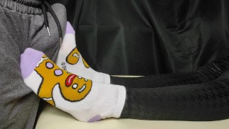 Fille en chaussettes Cute donne sockjob sensuel