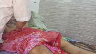 ZBOCZONA LEKARKA ZAJMUJE SIĘ PACJENTKĄ, KTÓRA CIERPI I KOŃCZY SIĘ PIEPRZENIEM GO, GDY WIDZI JEGO DUŻEGO KUTASA