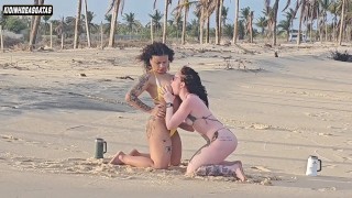 DEUX FILLES LESBIENNES JOUANT SUR LA PLAGE, ELLES ONT ÉTÉ ATTRAPÉES PAR UN TOURISTE ET SE FONT ENCULER