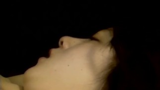 日本宝贝在她的阴户里接受小鸡巴
