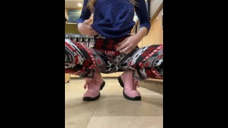 Nicolemyraaa miga małymi cyckami na stacji benzynowej