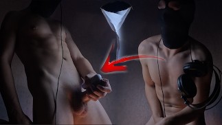 Nohy fit muže se vzdaly silného orgasmu Po nezapomenutelném vibračním sexuálním Toy, CHALLENGE