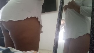 UCZENNICA POCIERA POCHWĘ W LUSTRZE