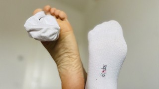 Mistress montre et lui ordonne de sentir ses pieds en chaussettes blanches, adoration des pieds POV