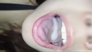 sexwife bere milenecké sperma do úst