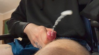 Er masturbiert seinen geäderten Schwanz während eines Online-Meetings, riesiges Sperma in der Kamera