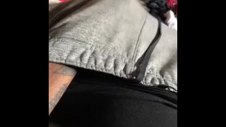 colpendo il mio cazzo nei pantaloni